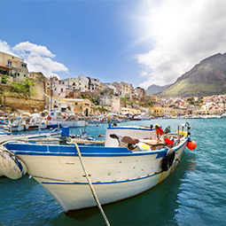 image du village de pêcheurs en Sicile, avec pleins de bateaux au port marin