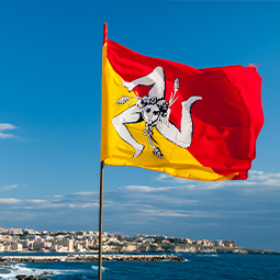 image du drapeau de la Sicile de couleur jaune, rouge et blanche illustré par un personnage