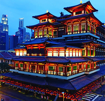 image de nuit du Buddha Tooth Relic Temple qui est un complexe de temples et de musées bouddhistes situé dans le quartier chinois de Singapour