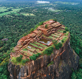 image en vue aérienne du rocher de forteresse du Lion de Sigiriya au milieu de la forêt de l'île de Sri Lanka