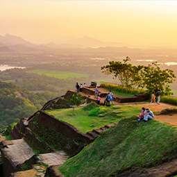 image de personnes se situant au sommet du rocher de Sigiriya qui est un site archéologique majeur, ancienne capitale royale du Sri Lanka