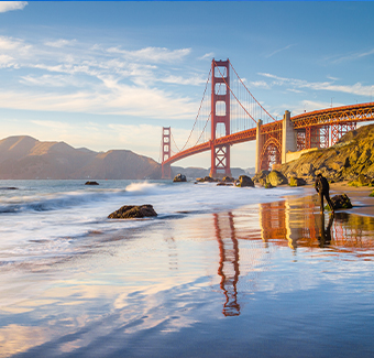 image du pont rouge de Golden Gate Bridge à San Francisco avec la mer juste en dessous