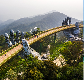 image du Golden Bridge Da Nang qui est un pont soutenu par 2 mains géantes en béton