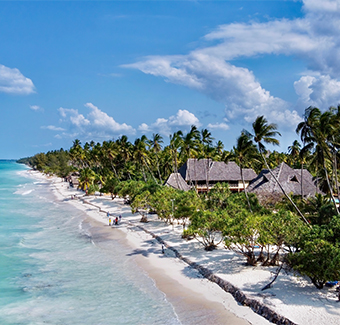 image de la belle plage et ses maisons de Pwani Machangani