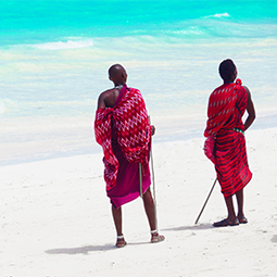 image de 2 membres de la tribu des Masaï debout près de l'océan à Zanzibar