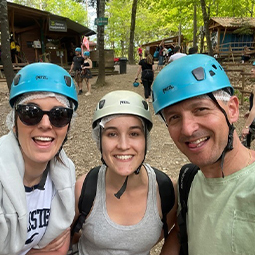 image d'équipe 2 femmes et 1 homme avec des casques bleu à l'accrobranche