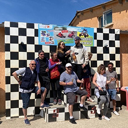 image d'équipes sur un podium de karting pour féliciter les vainqueurs