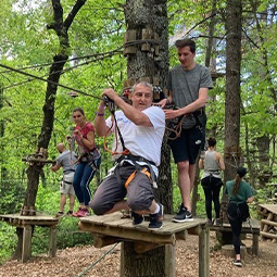 image de pleins de collaborateurs faisant de l'accrobranche