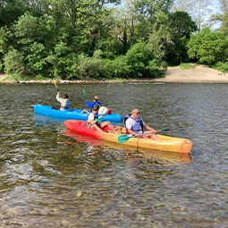 image d'équipe faisant du kayak dans un grand lac