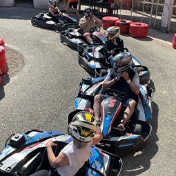 image d'équipe se préparant à démarrer sur la piste de karting