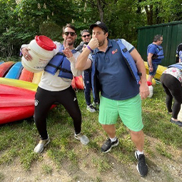 image de 2 salariés hommes avec des gilets de sauvetages sur un terrain de jeux gonflables