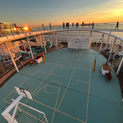 image d'un terrain de basket installé au toit d'un bateau de croisière