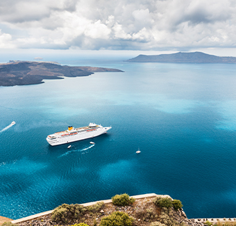 image d'un bateau de croisière naviguant au milieu d'un océan avec des eaux clairs