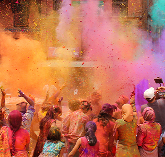 Célébration du festival Kathmandu avec du Holi au Népal dans un nuage de couleurs