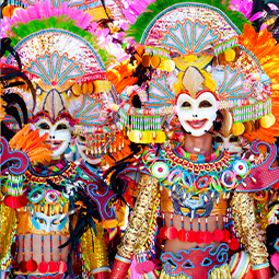 image d'une parade de masques souriants colorés au Festival de Masskara, à Bacolod City en Philippines