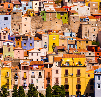 ville de Bosa avec pleins de maisons en hauteur colorées