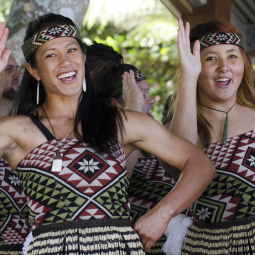 image de femmes en robe traditionnelle qui dansent