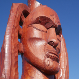 image d'une statue Maori de couleur
