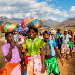 image d'enfants locaux à Madagascar souriant portant de la marchandise sur leurs têtes