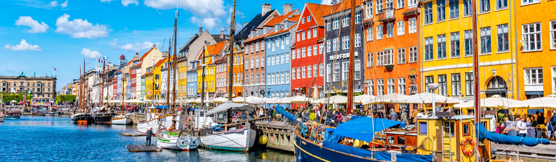 image de maisons et bateaux colorés au bord du port de Copenhague