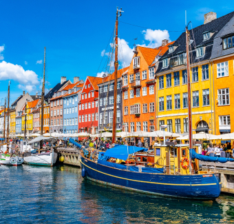 image de maisons et bateaux colorés au bord du port de Copenhague