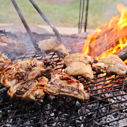 image de viandes cuisant sur un barbecue