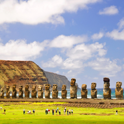 image de l'île de de Pâques avec les statues Moai, elles ont été construite pour protéger les peuples contre les agressions du monde extérieur