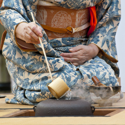 image d'une femme en kimono préparant du thé maison dans un réservoir en porcelaine noire