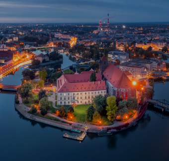 image de la ville et maisons de Wroclaw et ces cours d’eau forment les 12 îles qui composent la ville