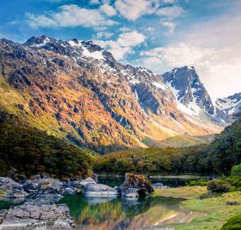 image d'une petite rivière au bord d'une grande montagne