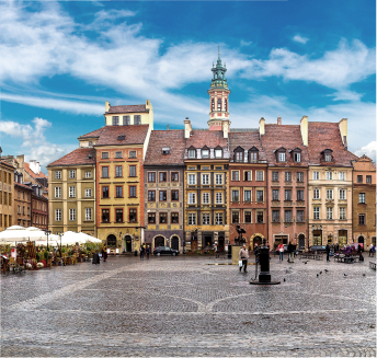 Image de la place du marché polonais s'appelant Rynek, est entourée d'immeubles couleur pastel de style gothique, cafés, restaurants, monuments emblématiques…etc