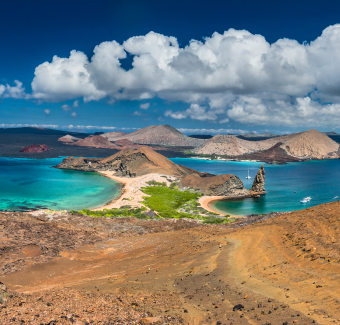 image avec une vue d'en haut du lac de cratère Quilotoa en Équateur