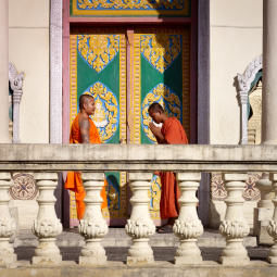 image de 2 moines se saluant par sampeah, c'est-à-dire avec les mains jointes en inclinaison, dans un temple