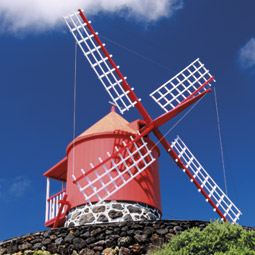 Moulin à vent traditionnel près de l'île de Feteira Piso aux Açores