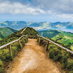 Chemin de randonnée menant à une vue sur les lacs de Sete Cidades, Açores