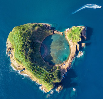 Vue panoramique aérienne des Açores. Vue de dessus de l'îlot de Vila Franca do Campo.