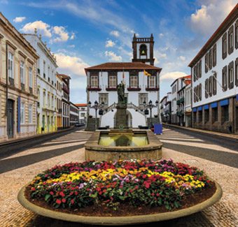 Hôtel de ville à Ponta Delgada avec un clocher dans la capitale des Açores